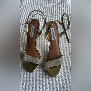 Steve Madden Gold Heels Elegant Design